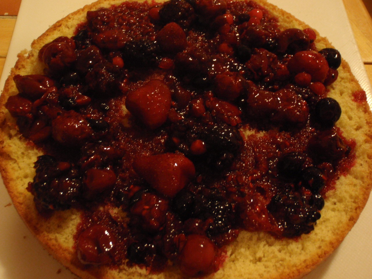 Tort cu cremă mascarpone și sos de fructe