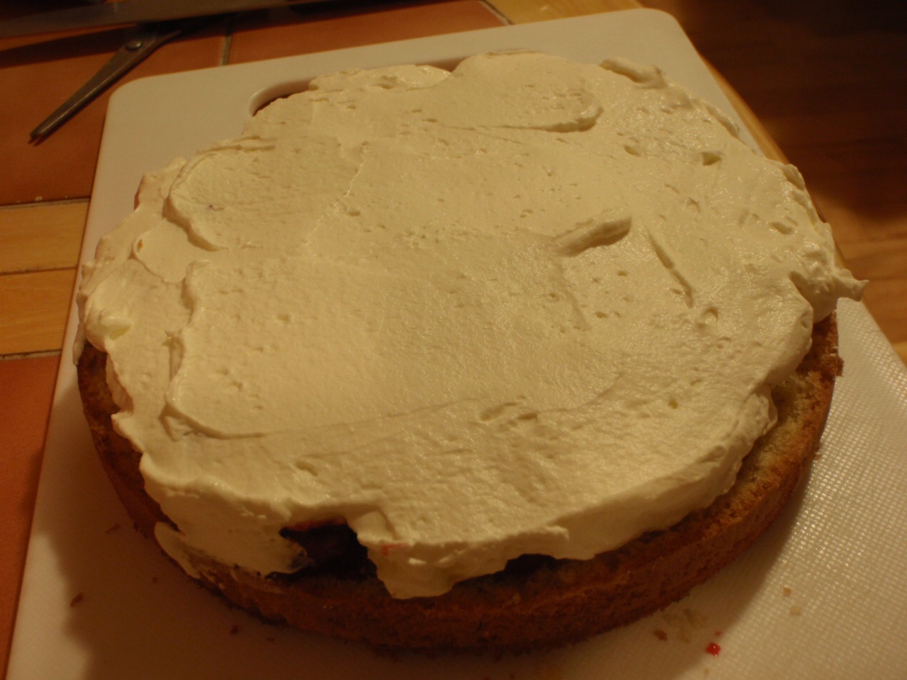 Tort cu cremă mascarpone și sos de fructe