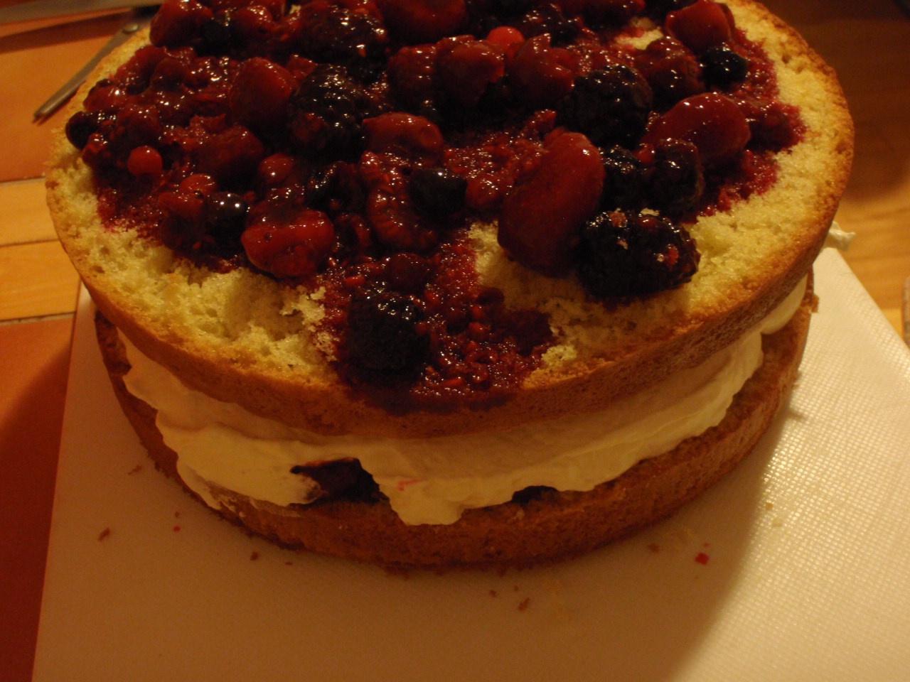 Tort cu cremă mascarpone și sos de fructe