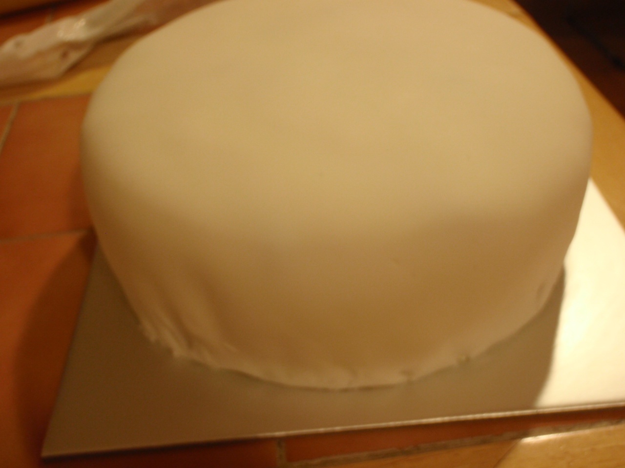 Tort cu cremă mascarpone și sos de fructe