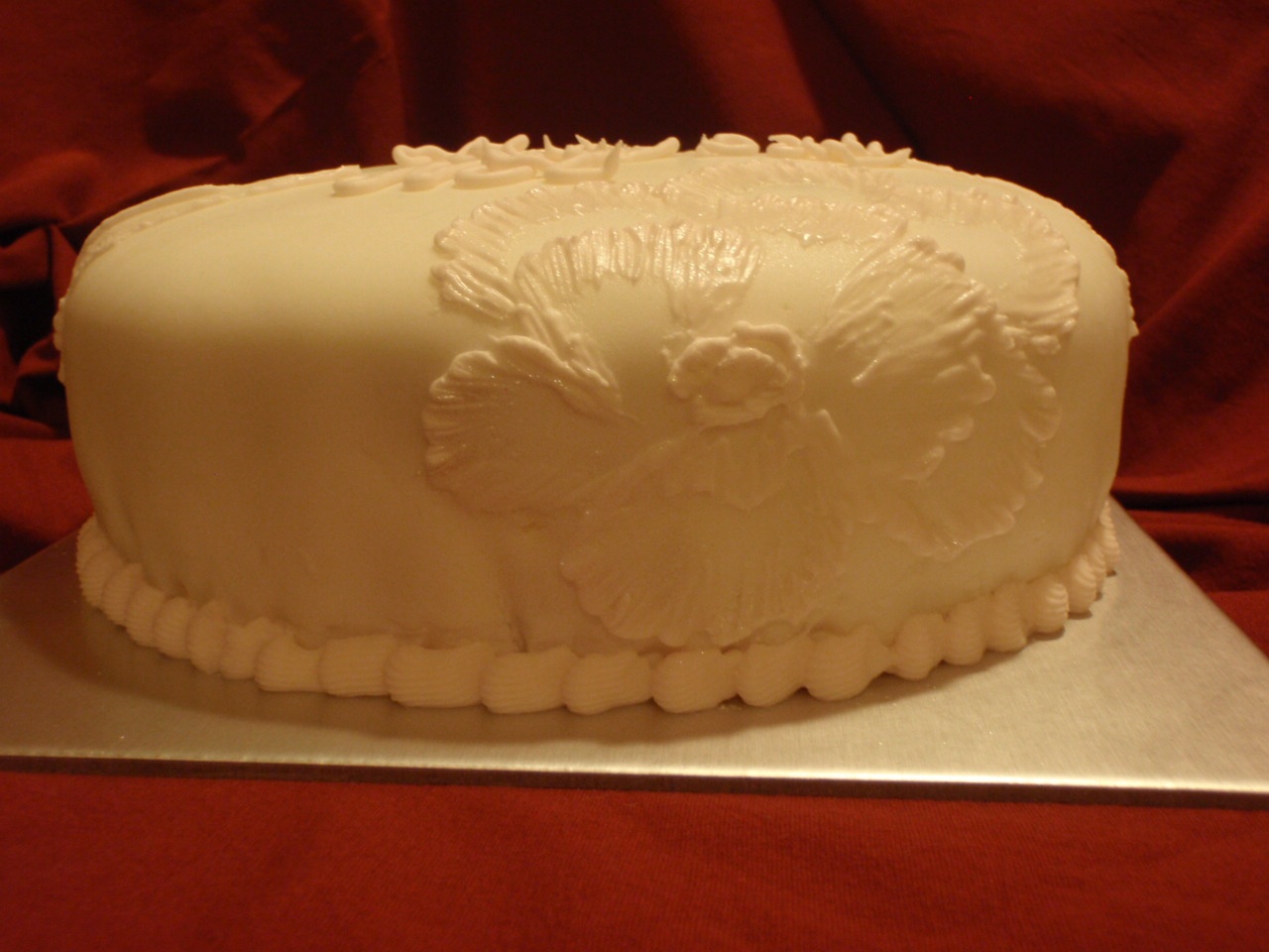 Tort cu cremă mascarpone și sos de fructe