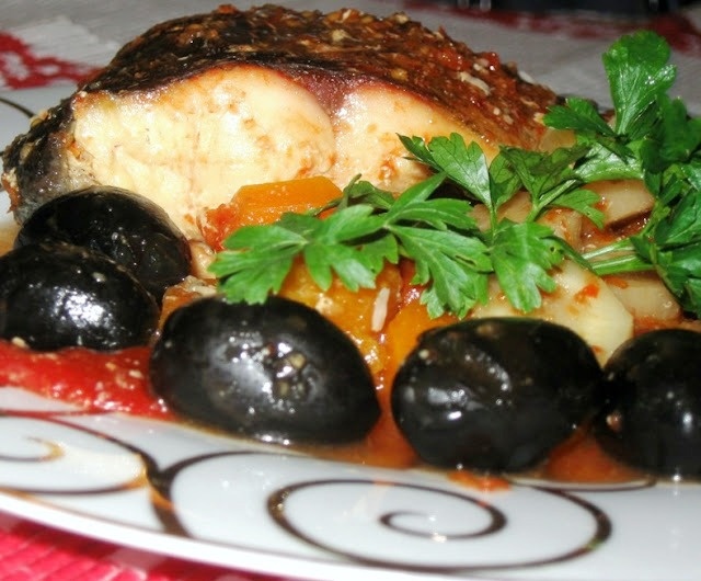 Crap cu legume si masline in sos de rosii si ardei kapia