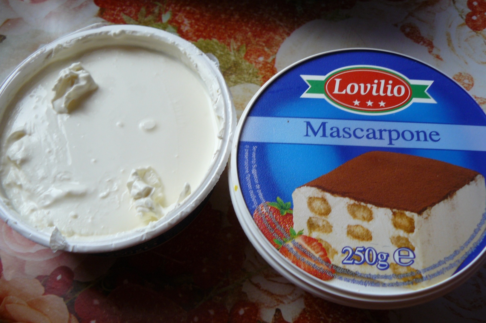 Tiramisu cu fructe de padure