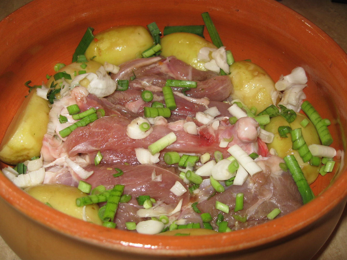 Pulpa de curcan impanata cu usturoi verde si garnitura de cartofi noi