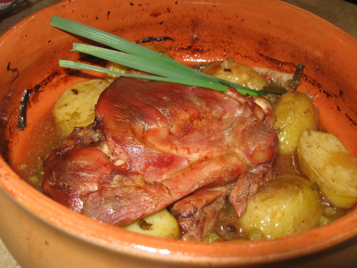Pulpa de curcan impanata cu usturoi verde si garnitura de cartofi noi