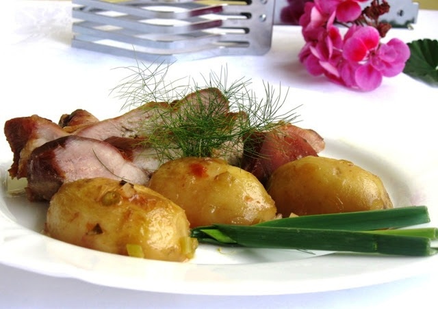 Pulpa de curcan impanata cu usturoi verde si garnitura de cartofi noi