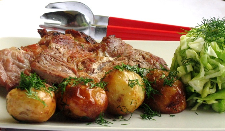 Ceafa de porc la gratar cu garnitura de cartofi noi