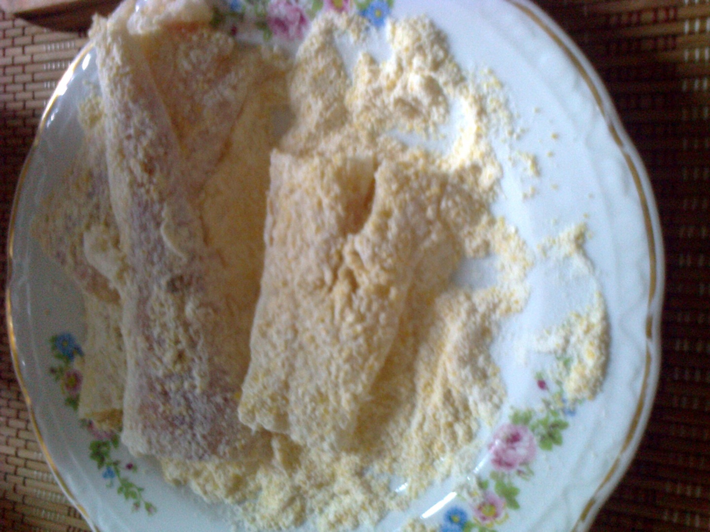 File de cod cu crusta de malai aromat cu usturoi .