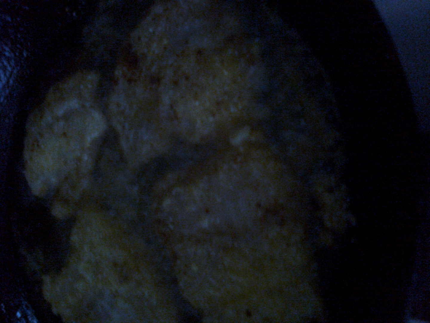 File de cod cu crusta de malai aromat cu usturoi .