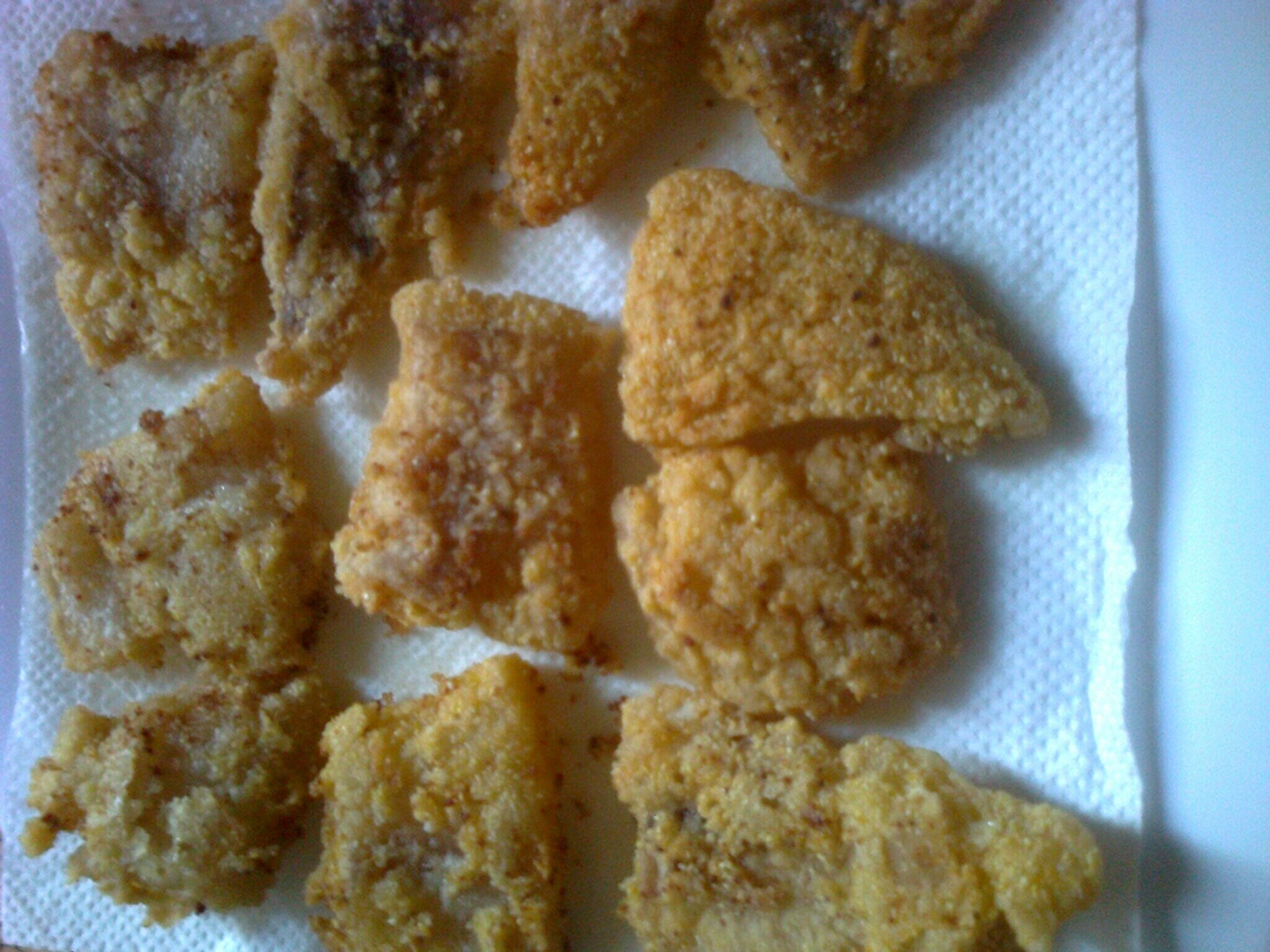 File de cod cu crusta de malai aromat cu usturoi .