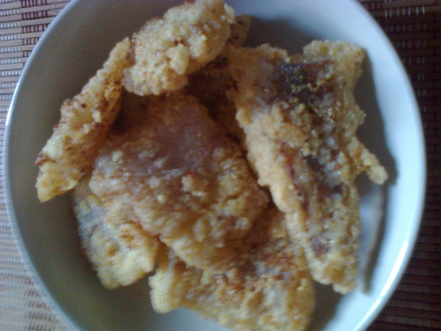 File de cod cu crusta de malai aromat cu usturoi .