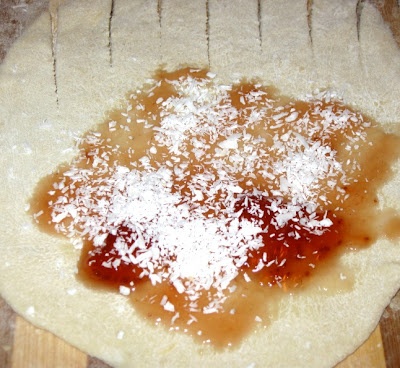 Cornuri cu dulceata de capsuni si nuca de cocos