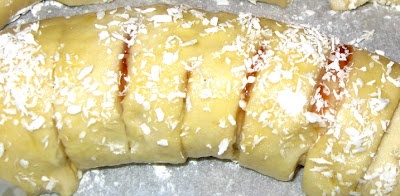 Cornuri cu dulceata de capsuni si nuca de cocos