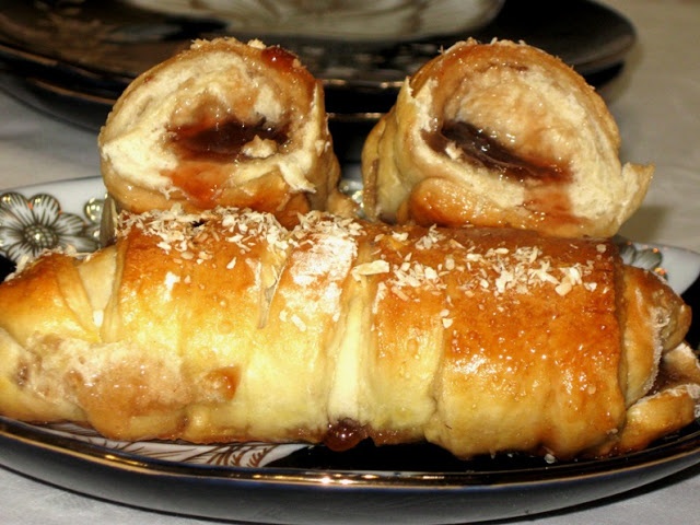 Cornuri cu dulceata de capsuni si nuca de cocos