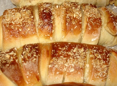 Cornuri cu dulceata de capsuni si nuca de cocos