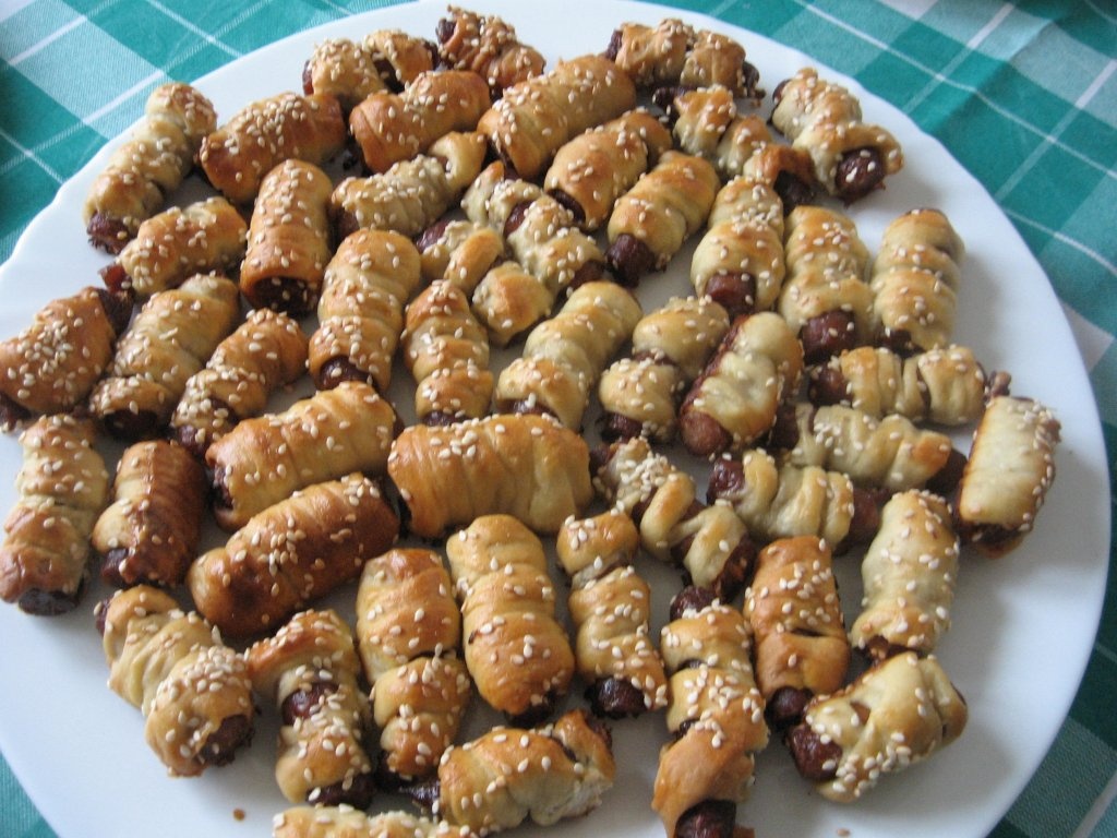 Carnati de casa in aluat de pizza