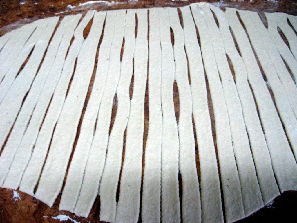 Carnati de casa in aluat de pizza