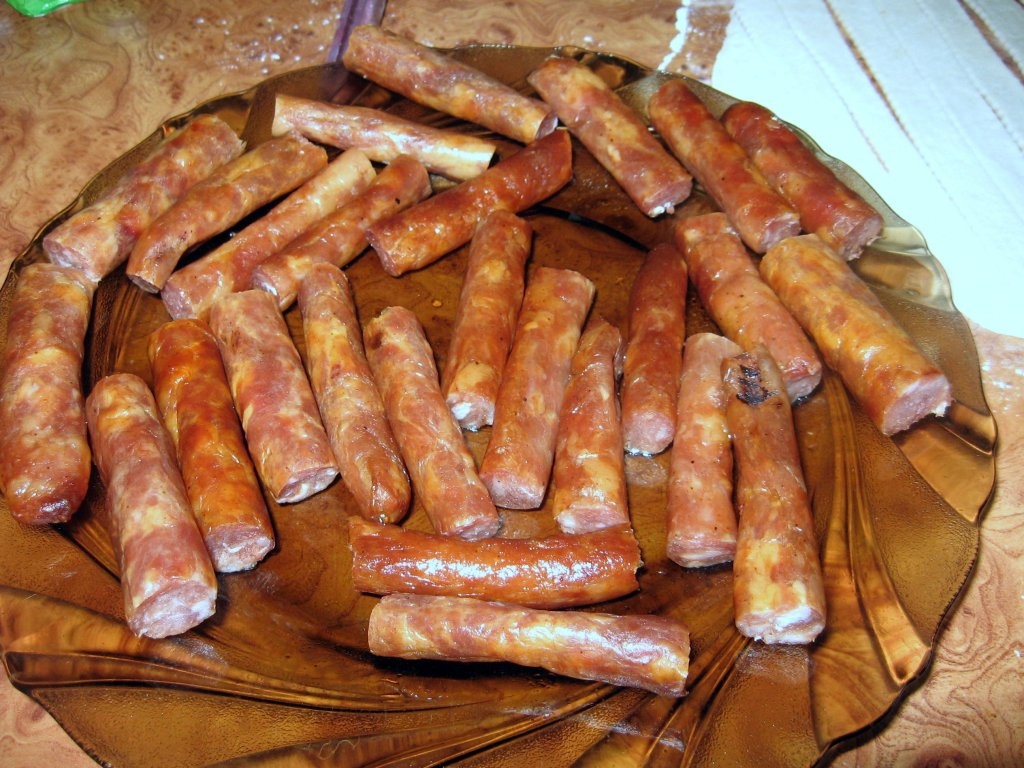 Carnati de casa in aluat de pizza