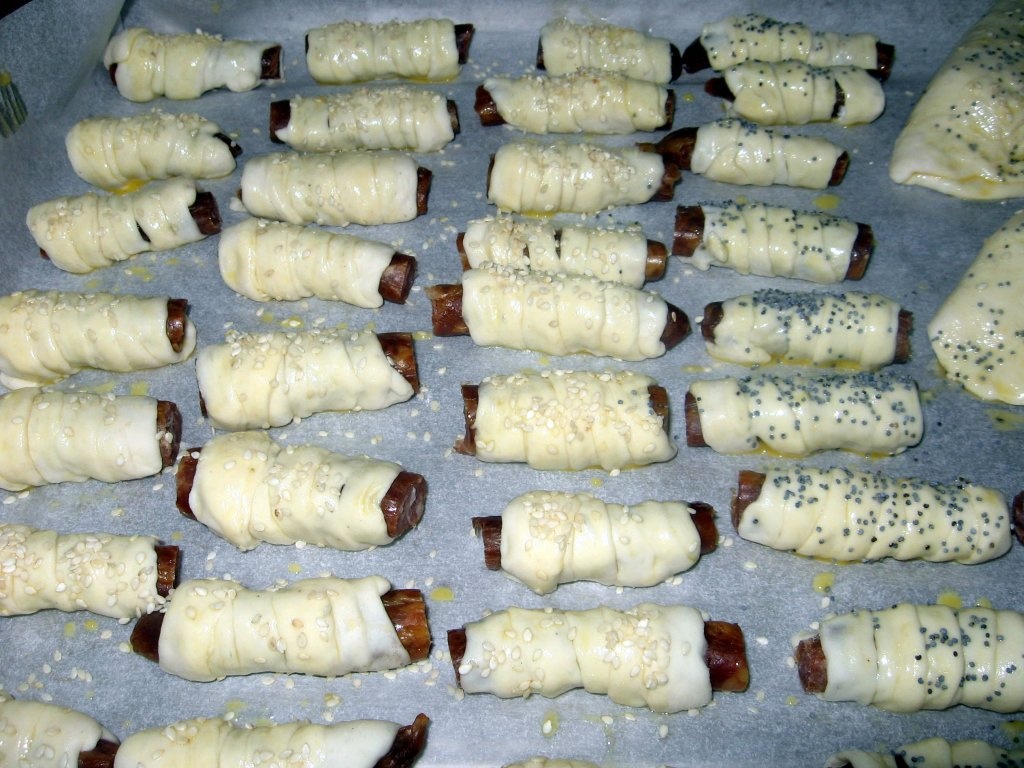 Carnati de casa in aluat de pizza