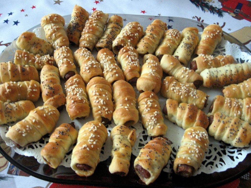 Carnati de casa in aluat de pizza