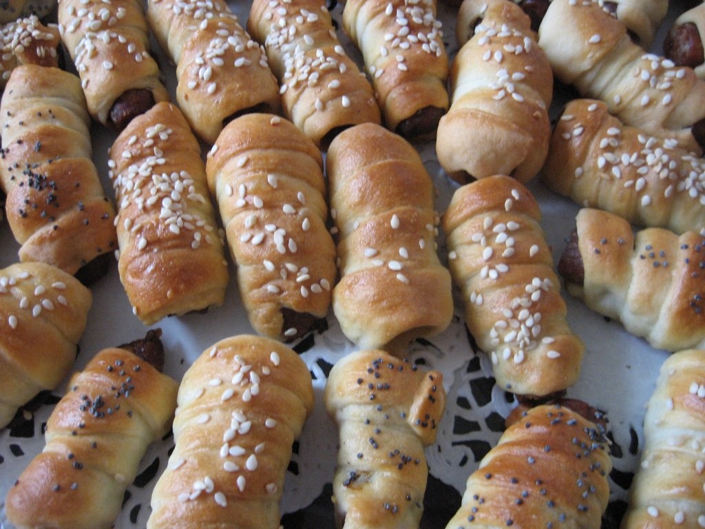 Carnati de casa in aluat de pizza