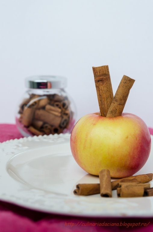 Mere coapte cu fulgi de migdale si inghetata cu mandarine