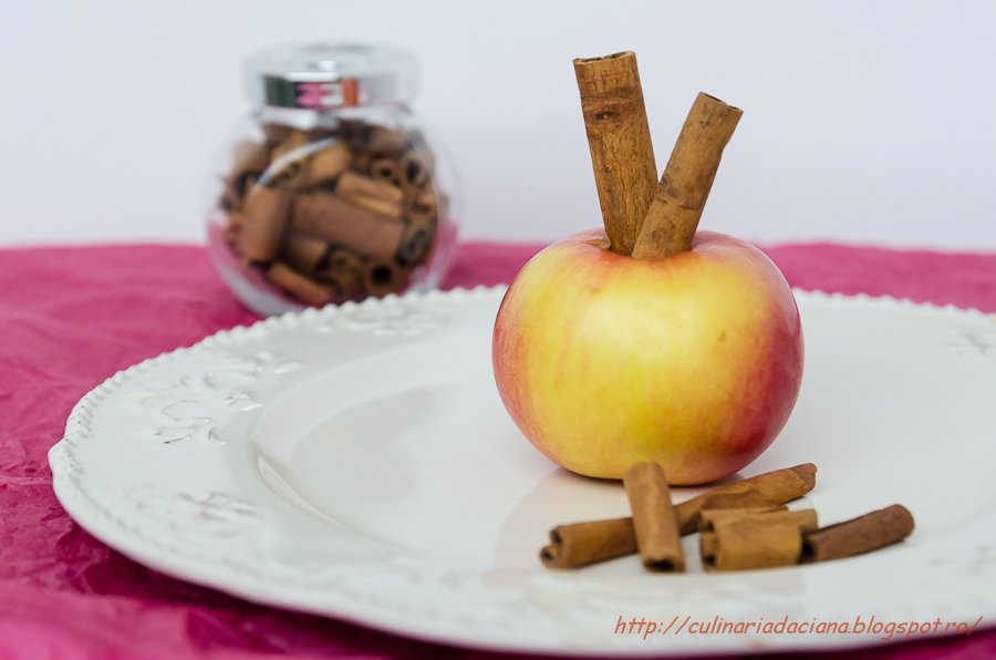 Mere coapte cu fulgi de migdale si inghetata cu mandarine