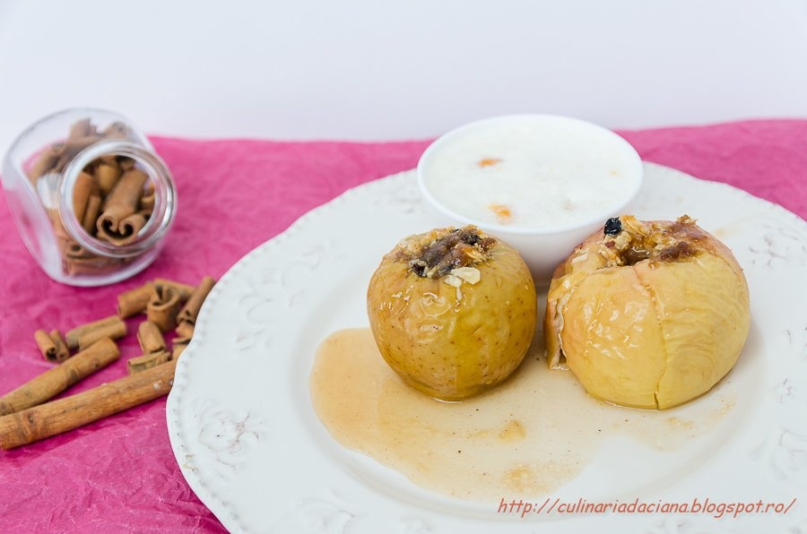 Mere coapte cu fulgi de migdale si inghetata cu mandarine