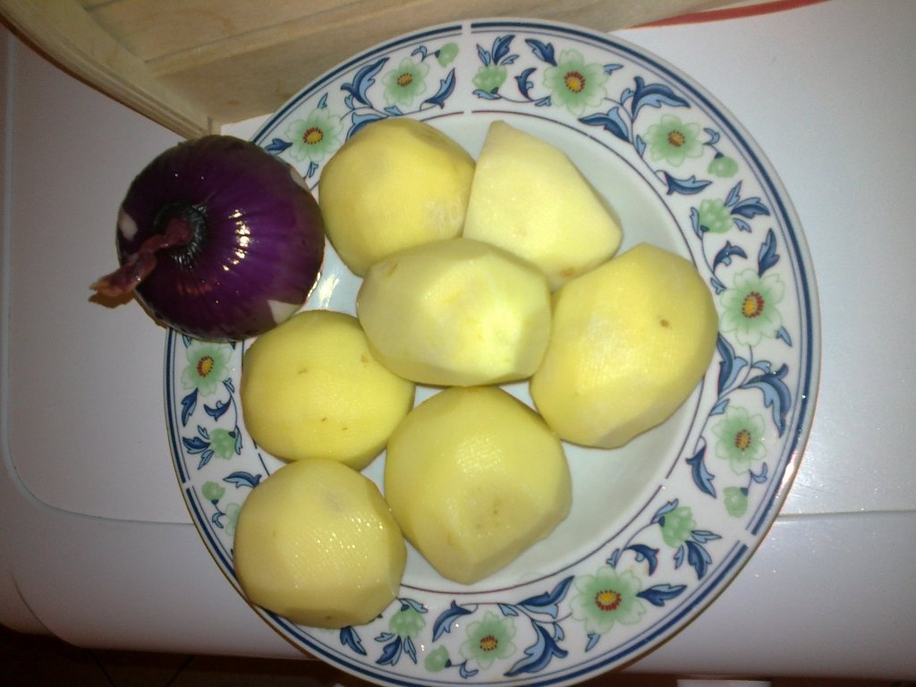 Cartofi cu ceapa la cuptor