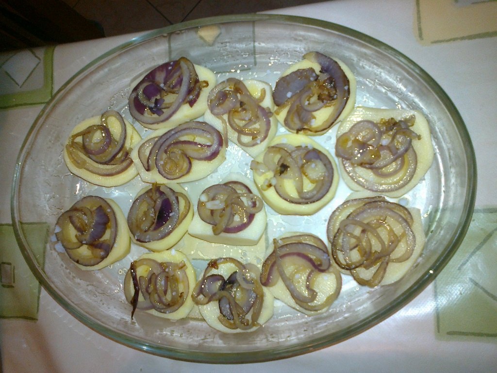 Cartofi cu ceapa la cuptor