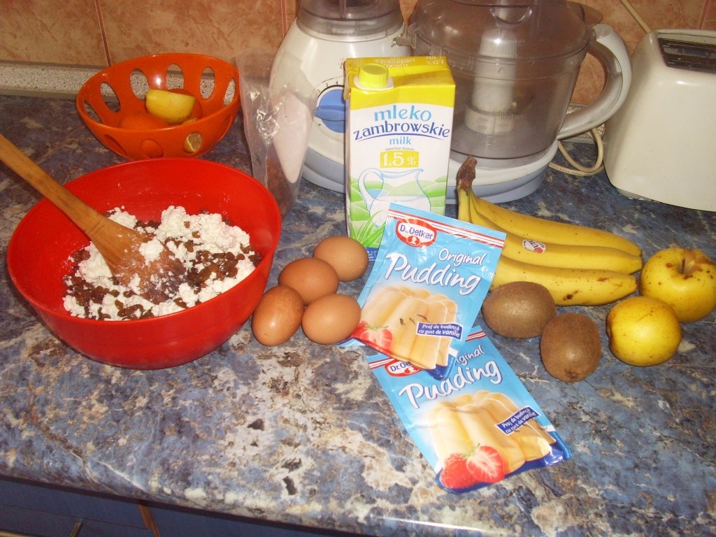 Budinca cu taitei, branza de vaci si fructe