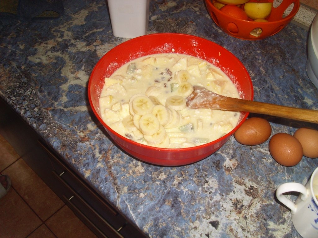 Budinca cu taitei, branza de vaci si fructe