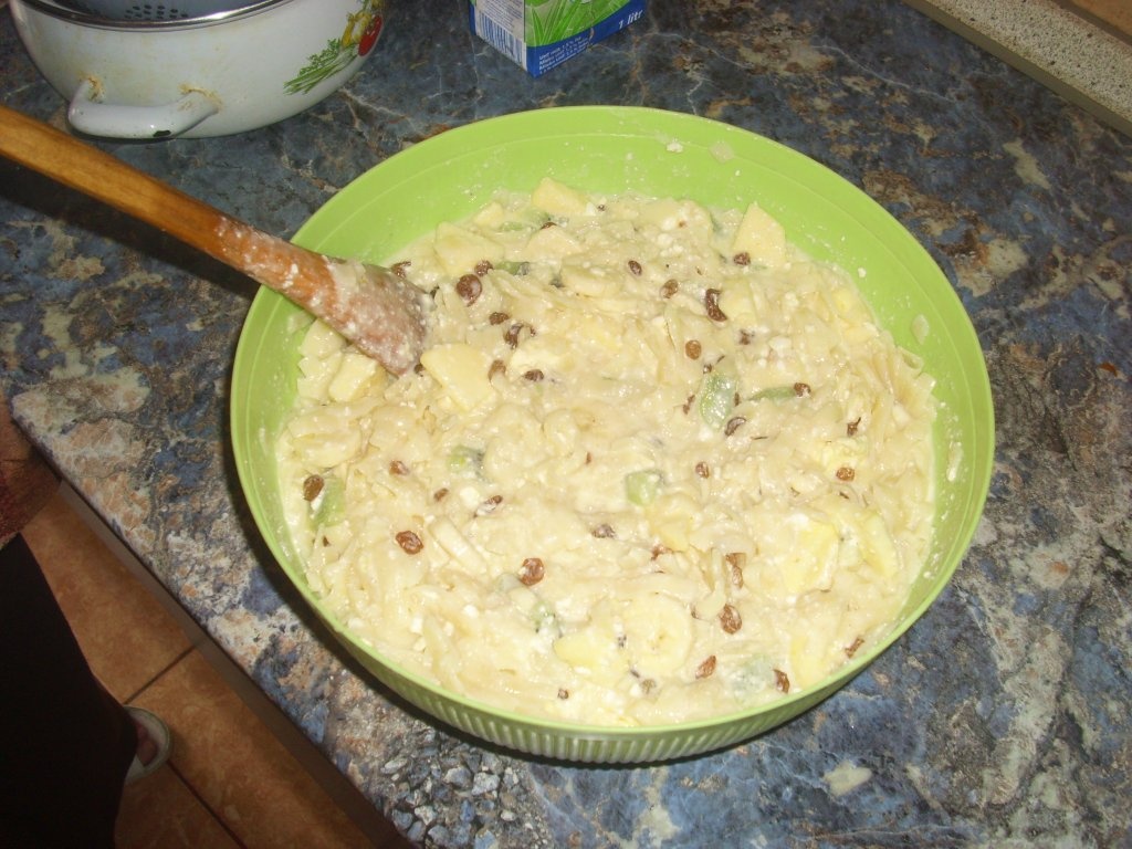 Budinca cu taitei, branza de vaci si fructe