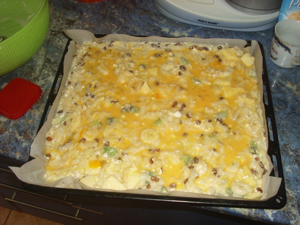 Budinca cu taitei, branza de vaci si fructe