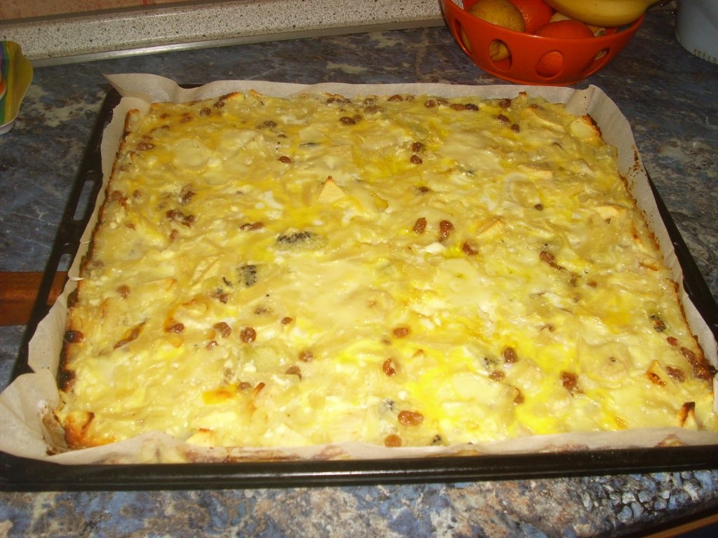 Budinca cu taitei, branza de vaci si fructe