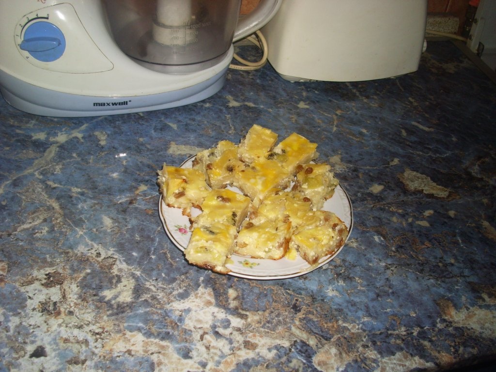 Budinca cu taitei, branza de vaci si fructe