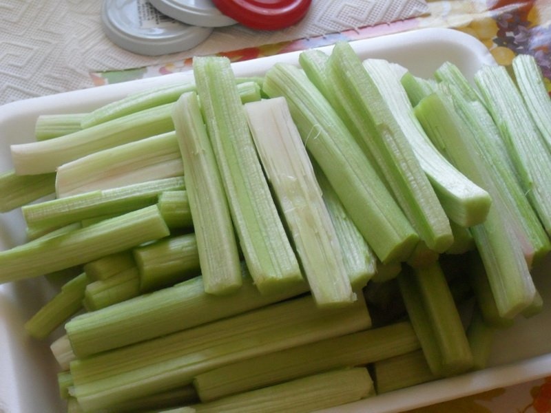 Dulceata de rabarbura cu nuci si menta