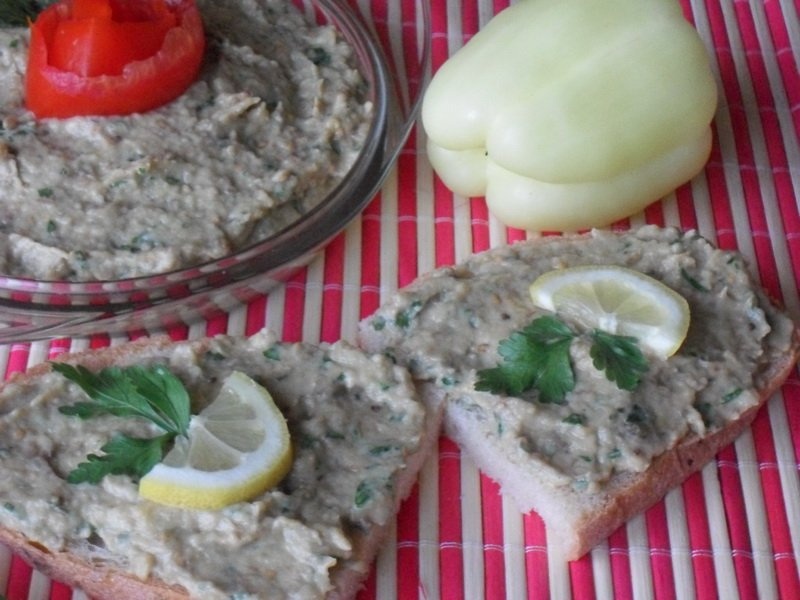 Salata de vinete cu iaurt si patrunjel verde