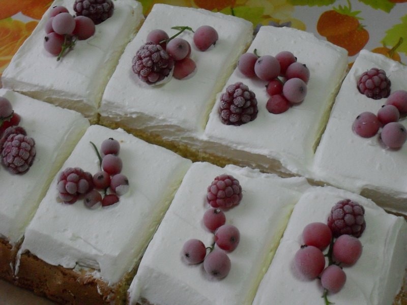 Felii cu frisca si fructe