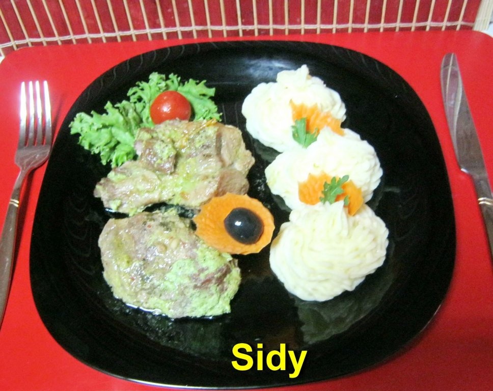 Friptura de porc la cuptor cu pasta de patrunjel verde si usturoi