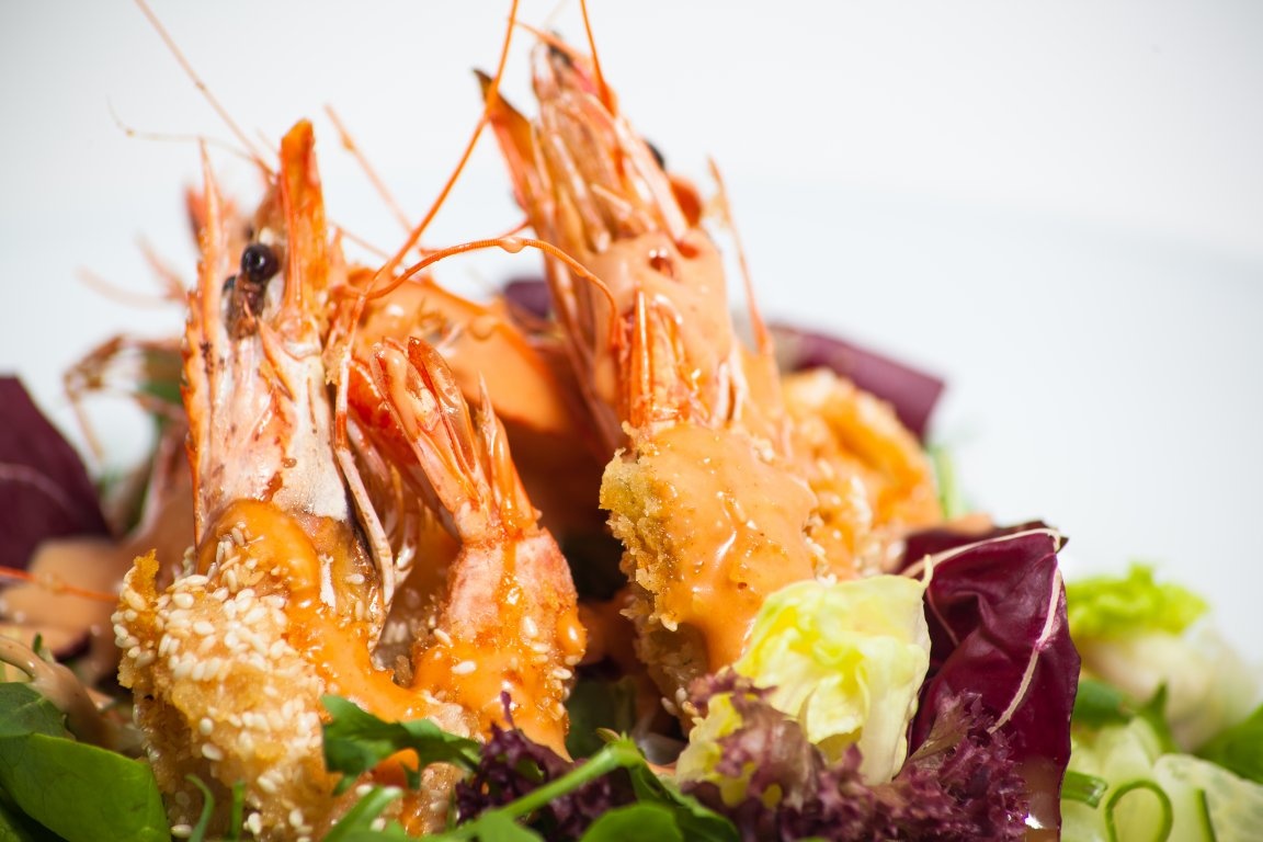 Salata de Creveti in Crusta de Susan cu sos Cogniac