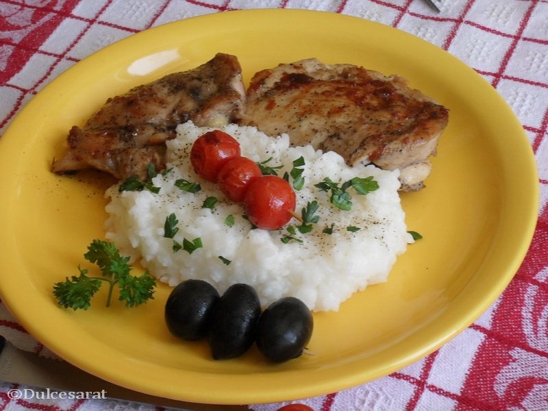 Pulpe de pui dezosate la gratar cu garnitura de orez