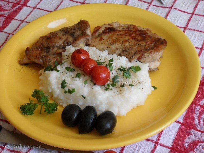 Pulpe de pui dezosate la gratar cu garnitura de orez