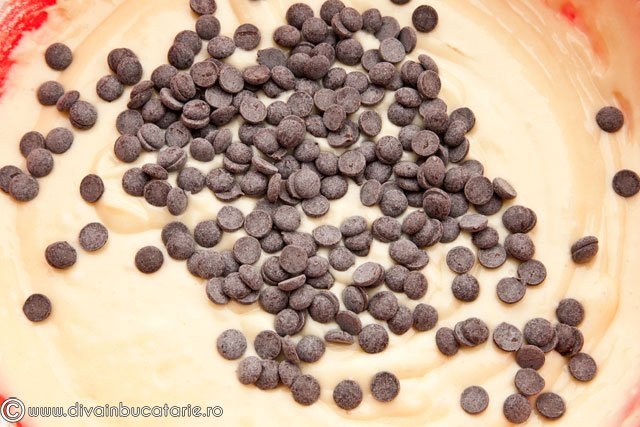 Prajitura marmorata cu ricotta, portocale si fulgi de ciocolata