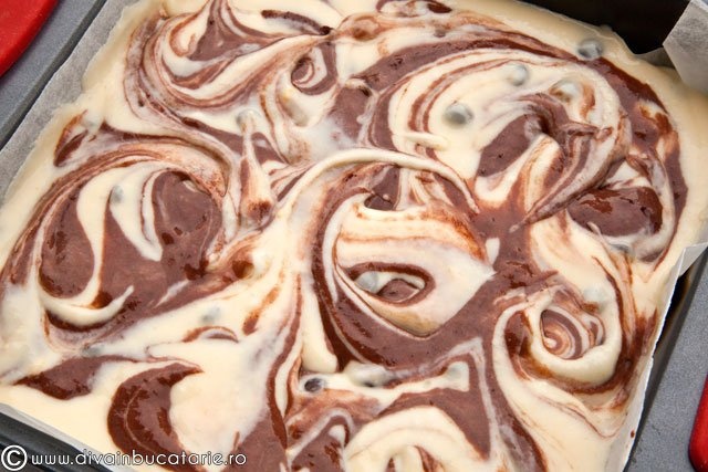 Prajitura marmorata cu ricotta, portocale si fulgi de ciocolata
