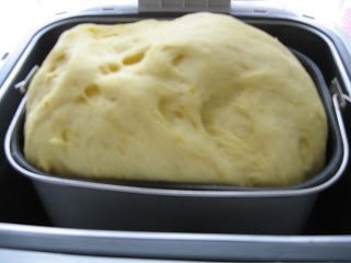 Cozonac cu nuci, migdale si stafide