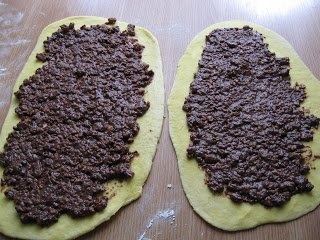 Cozonac cu nuci, migdale si stafide