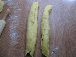 Cozonac cu nuci, migdale si stafide