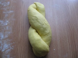 Cozonac cu nuci, migdale si stafide