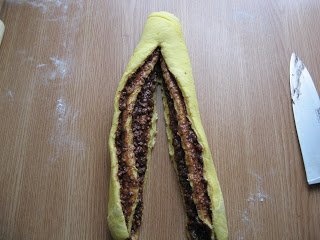 Cozonac cu nuci, migdale si stafide